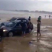 Tsunami atinge litoral Sul de Santa Catarina e arrasta carros - Metsul/Reprodução
