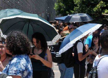 Estudantes que fizeram o Enem ontem em bh tentaram se esconder do calor intenso

  -  (crédito: Tulio Santos/EM/D.A.Press)