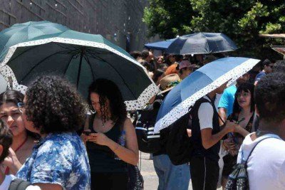 Estudantes que fizeram o Enem ontem em bh tentaram se esconder do calor intenso

  -  (crédito: Tulio Santos/EM/D.A.Press)