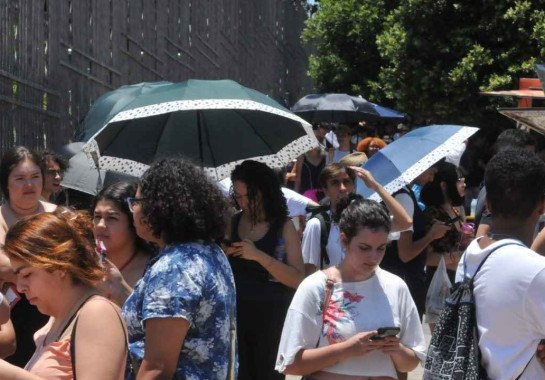 Tendas e guarda-chuvas pareciam não bastar para enfrentar a sensação térmica que chegou a 33°C antes do início do exame -  (crédito: Túlio Santos/EM/D.A Press)