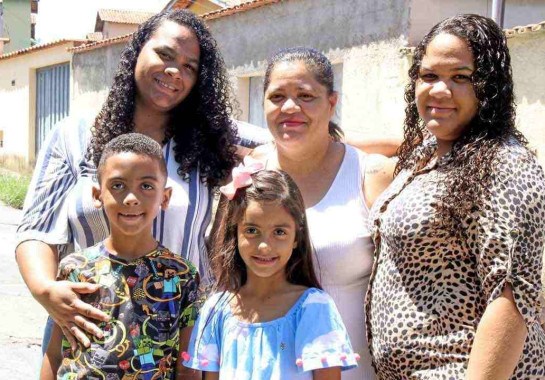 Olívia Rodrigues em dois momentos: no
trabalho e com as filhas Jaqueline,
Giovana e Luíza e o neto Arthur. 