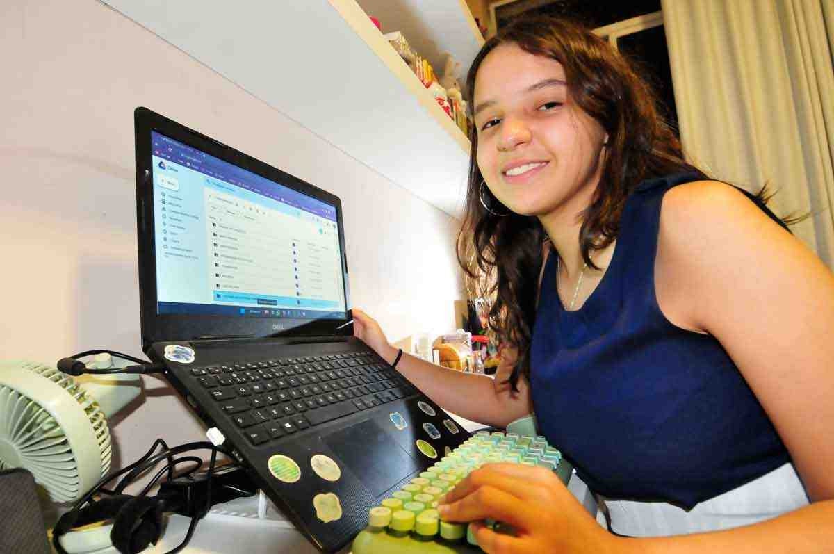 A estudante Bruna Santana percebeu a diferença no acesso à educação durante a pandemia e criou projeto para democratizar recursos de ensino