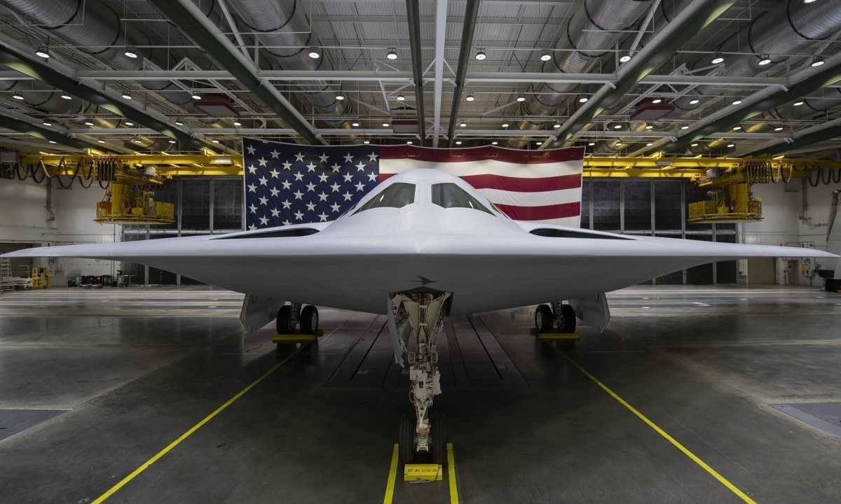 Northrop Grumman B-21 Raider no hangar, antes do voo -  (crédito:  U.S. Space Force Public Affairs)