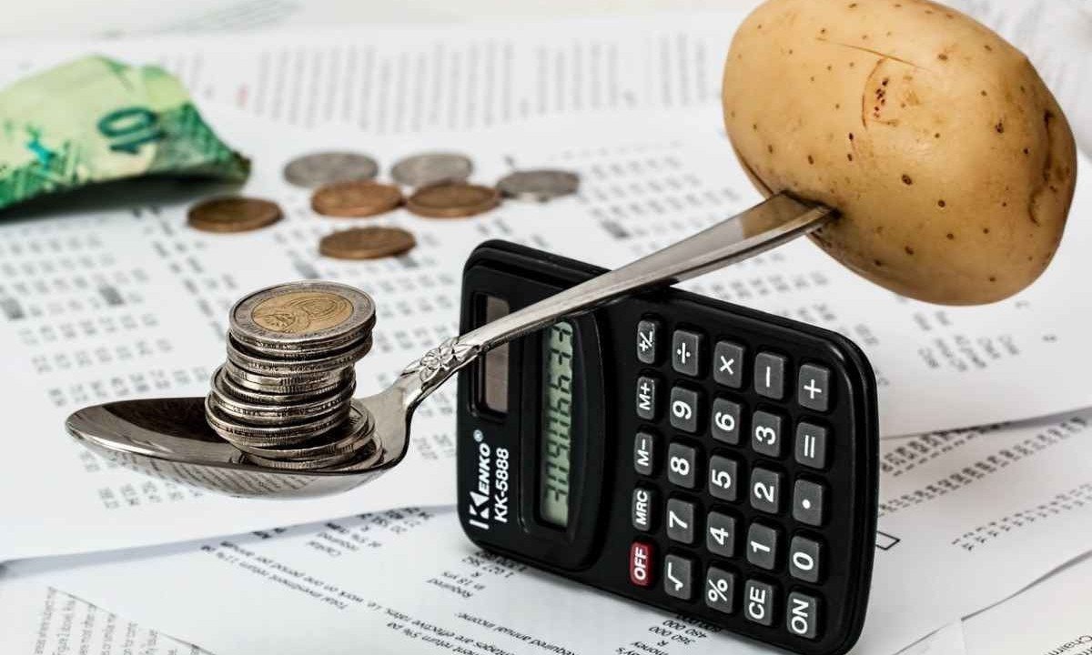 Ilustração referente a inflação, com calculadora equilibrando colher com batata de um lado e moedas do outro -  (crédito: PxHere)