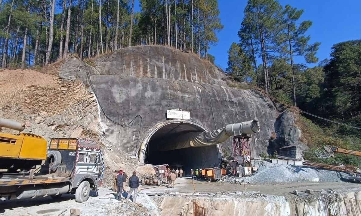 Entrada do túnel que desabou durante a obra de construção
       -  (crédito:  AFP)