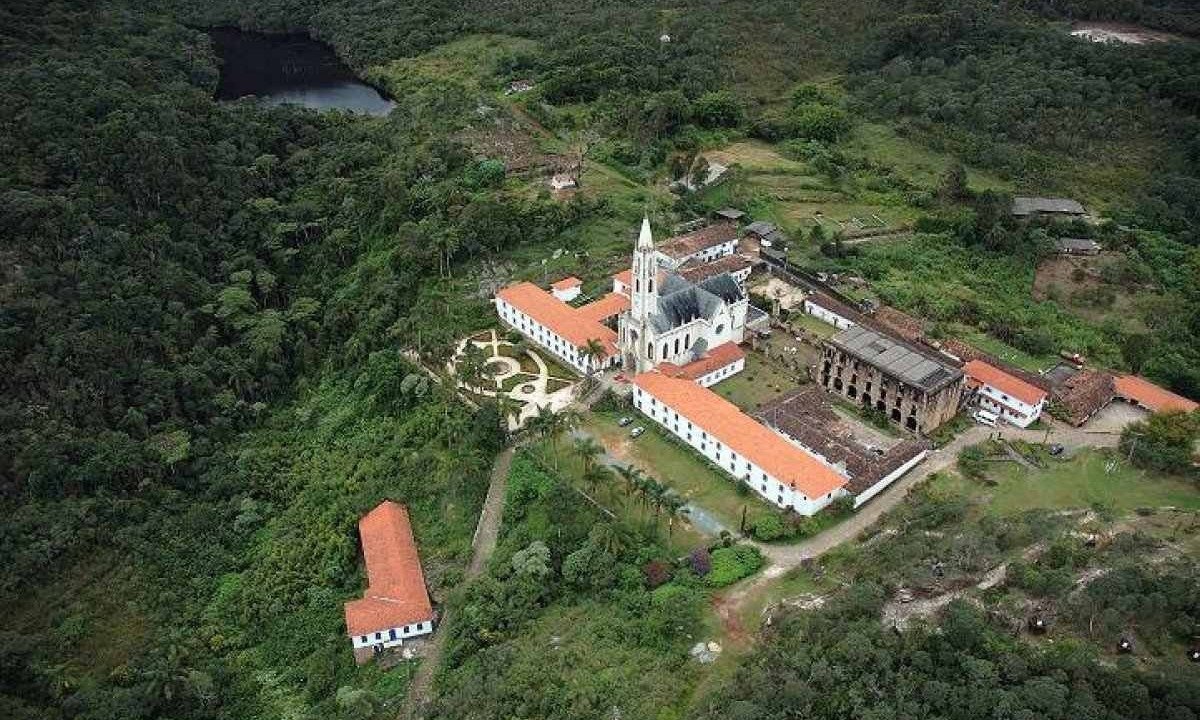 Integrando o conjunto arquitetônico do Santuário do Caraça, que conta com diversidade de fauna e flora, está a primeira igreja de estilo neogótico do Brasil -  (crédito: Miguel Andrade/Santuário do Caraça)