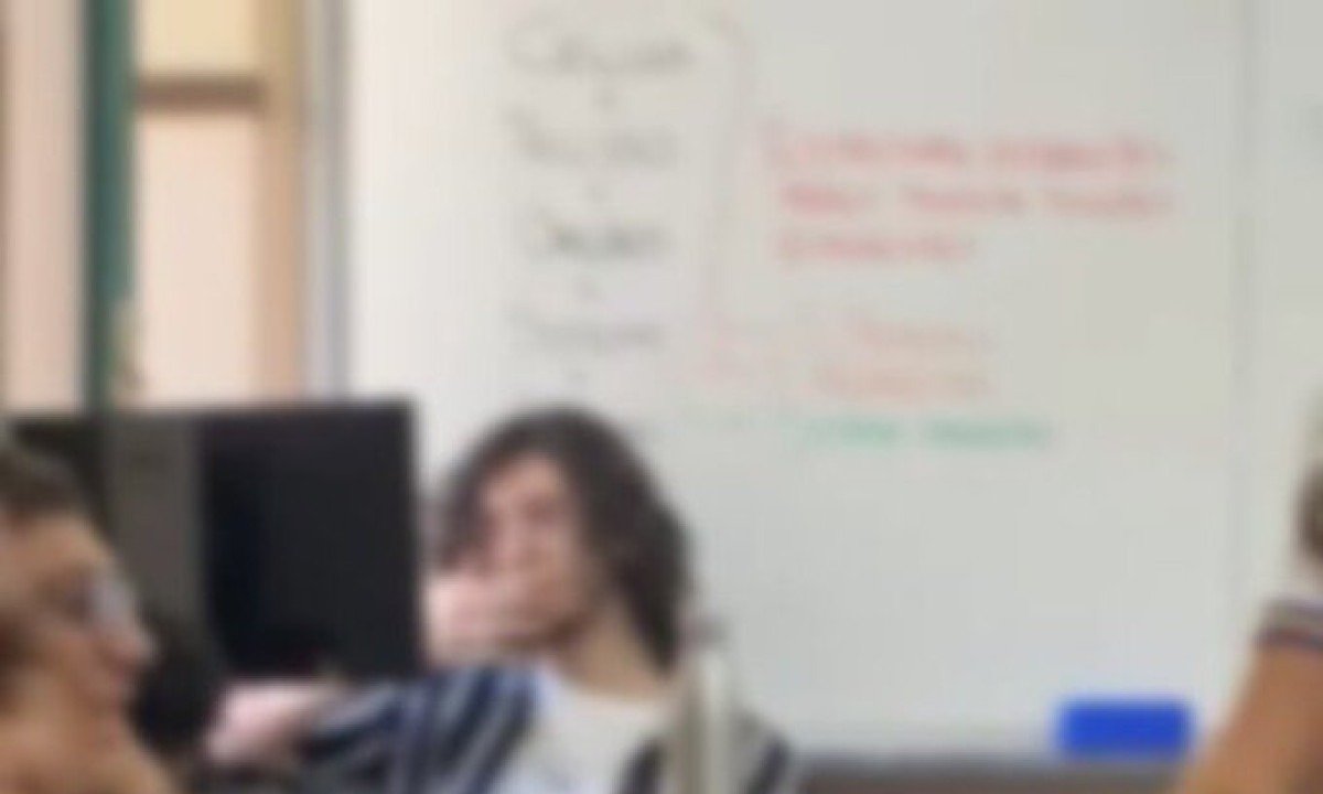 Professor foi flagrado fumando em sala pelos alunos -  (crédito: Reprodução)