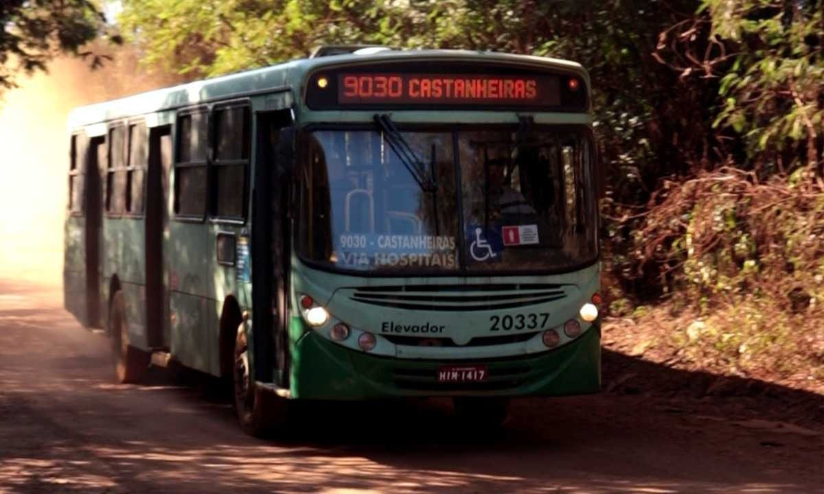 'Sujos de terra': moradores do Castanheiras pedem ônibus melhores