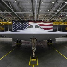 Novo bombardeiro 'invisível' dos EUA faz primeiro voo -  U.S. Space Force Public Affairs