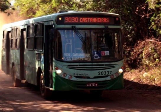 A linha 9030 é a única de Belo Horizonte que circula em estrada de terra -  (crédito: Denys Lacerda/EM/D.A Press)