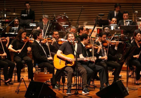 Lô Borges e Orquestra Filarmônica na Sala Minas Gerais em dezembro de 2022 -  (crédito: JPSofranz)