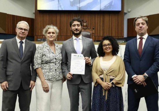 Vereadores e membros do MPMG assinam termo de cooperação para facilitar a denúncia de casos de violência política. -  (crédito:  Foto: Karoline Barreto/ CMBH)