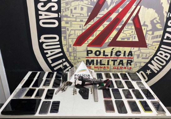 Polícia Militar apreendeu celulares, notebook, tablet, munições e armas na casa dos suspeitos -  (crédito: PMMG/Divulgação)