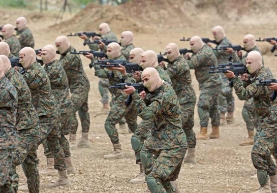Treinamento militar de integrantes do Hezbollah -  (crédito: ANWAR AMRO / AFP       )