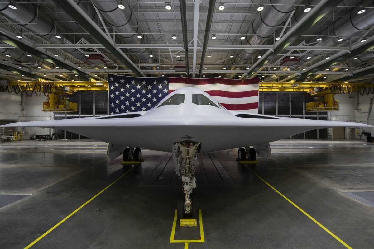 Novo bombardeiro 'invisível' dos EUA faz primeiro voo