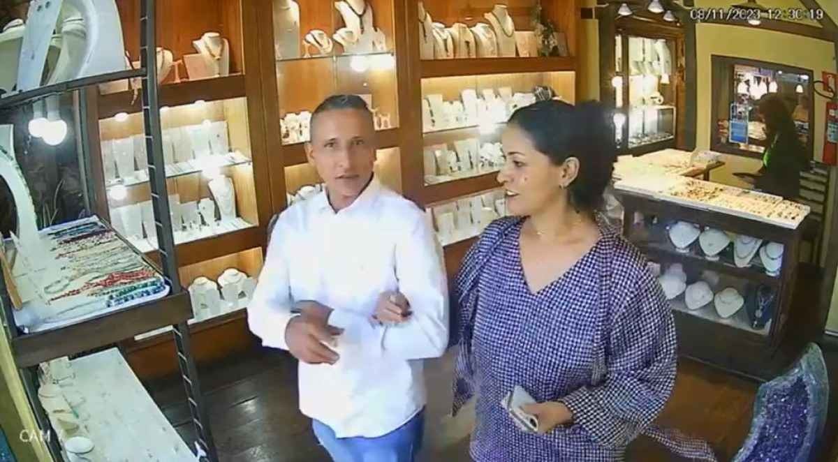 Câmera de loja de joias registra casal suspeito de furto no Museu de Arte Sacra