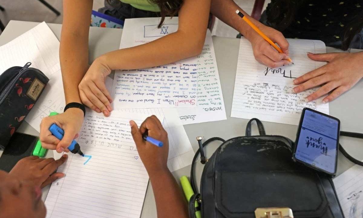 Alunos voltam à escola no Kibutz que foi um dos alvos do ataque terrorista do Hamas -  (crédito:   AHMAD GHARABLI / AFP       )