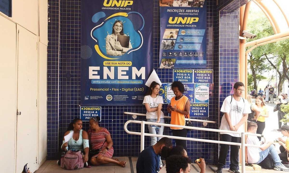 Candidatos do Enem descansam em entrada de local de prova em São Paulo
       -  (crédito:   Celso Luix/Código 19/Folhapress)