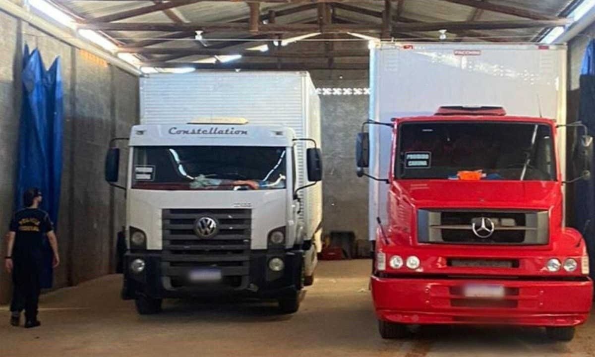 Durante operação da PF, foram apreendidas 500 caixas de cigarros contrabandeados em deposito de Varzelândia -  (crédito: PF/divulgação)
