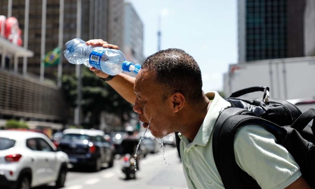 Um refresco em plena Avenida Paulista, em São Paulo, porque este calor não tá fácil...
       -  (crédito:  Rubens Cavallari/Folhapress)