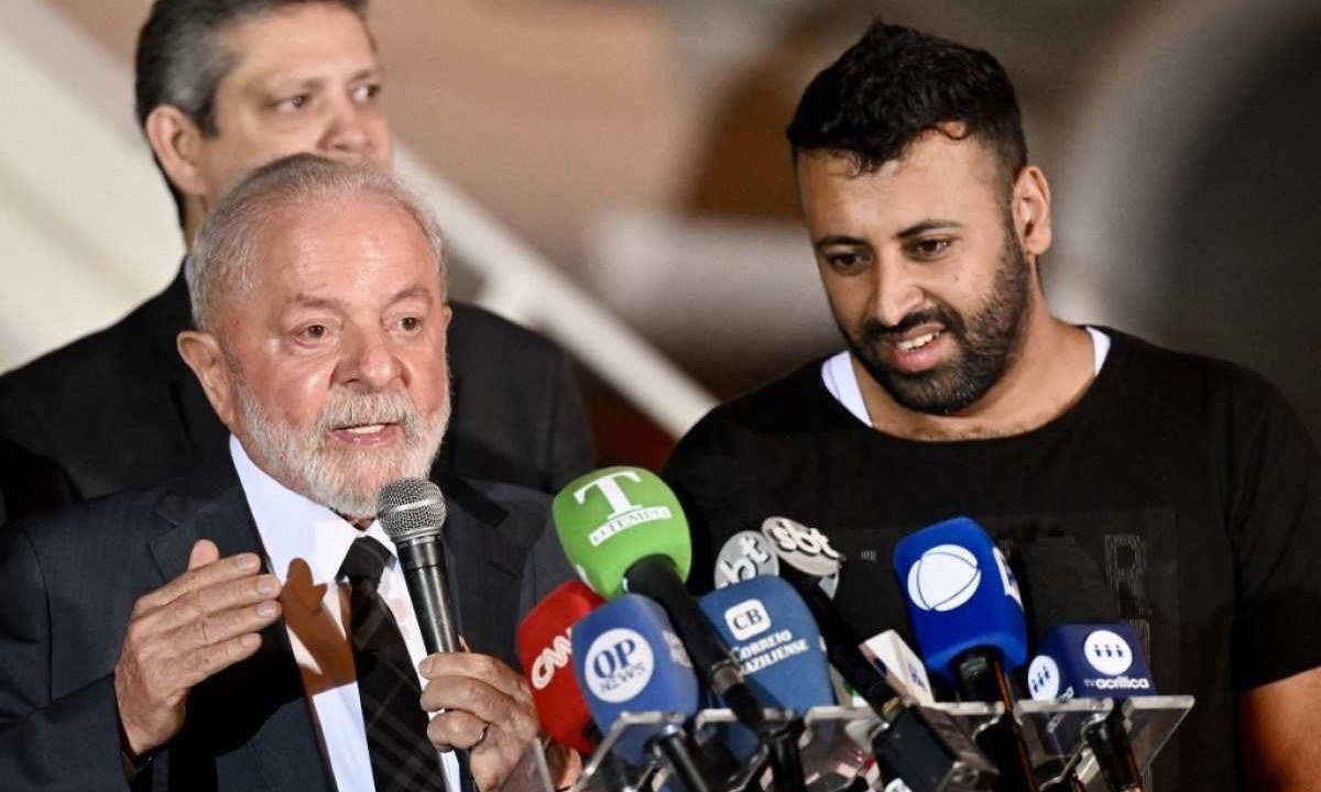 Lula, parte do primeiro escal&atilde;o do governo e os chefes militares recepcionaram os refugiados. Jato com o grupo tocou o solo da base a&eacute;rea &agrave;s 23h24 -  (crédito:  EVARISTO SA / AFP)
