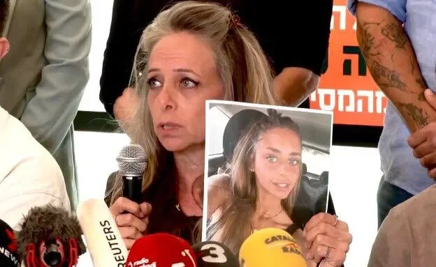 Mãe exibe foto da filha sequestrada pelos terroristas do Hamas -  (crédito: Reprodução/Twitter   Leia mais em: https://veja.abril.com.br/mundo/hamas-divulga-primeiro-video-de-refem-na-faixa-de-gaza)