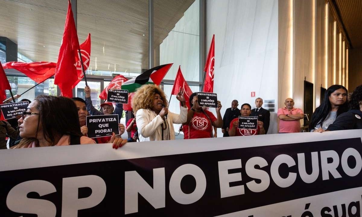 Ocupação do MTST no prédio da Enel em São Paulo, em protesto contra a demora no restabelecimento da energia elétrica  -  (crédito:   Bruno Santos/Folhapress)