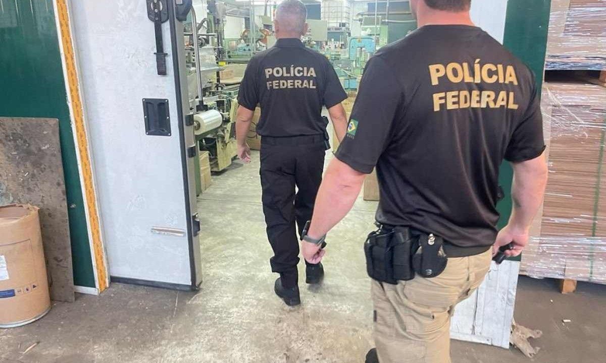 Receita Federal e Polícia Federal combatem a fabricação clandestina de cigarros em Minas Gerais, São Paulo, Bahia, Pará e Amazonas -  (crédito: PF/Divulgação)