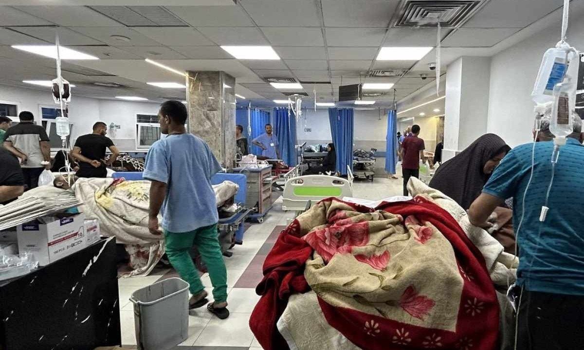 Pacientes e médicos são fotografados no hospital Al-Shifa, na cidade de Gaza, em 10 de novembro de 2023, em meio às batalhas contínuas entre Israel e o movimento palestino Hamas -  (crédito:  AFP)