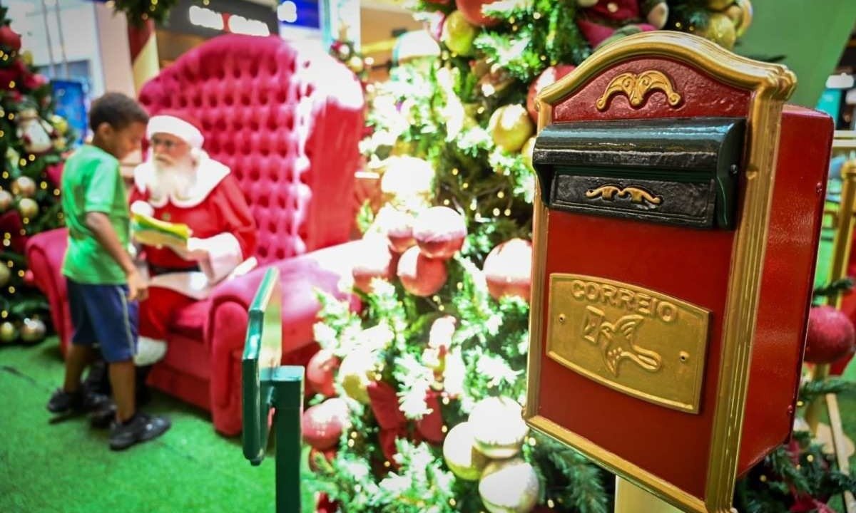 Papai Noel dos Correios recendo as crianças em shopping -  (crédito: Leandro Couri/EM/D.A Press)