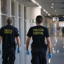 Raio-X revela cocaína escondida no estômago de viajantes em aeroporto - PF/Divulgação