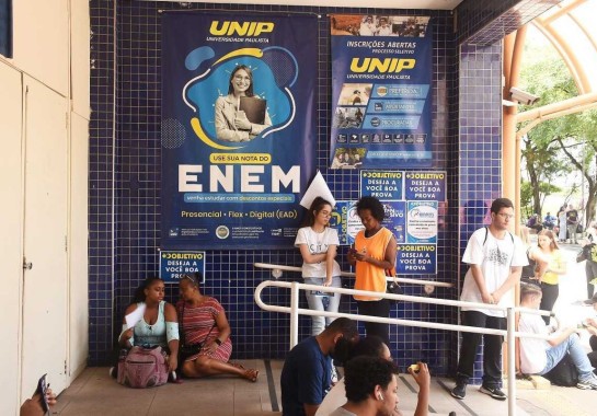 Candidatos do Enem descansam em entrada de local de prova em São Paulo
       -  (crédito:   Celso Luix/Código 19/Folhapress)