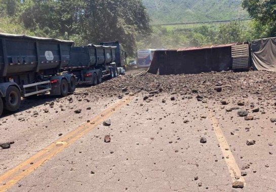 Carga de minério ficou espalhada na pista após a carreta tombar -  (crédito: Redes sociais)