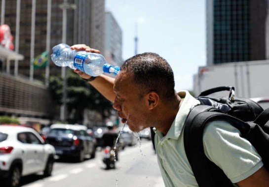 Um refresco em plena Avenida Paulista, em São Paulo, porque este calor não tá fácil...
       -  (crédito:  Rubens Cavallari/Folhapress)