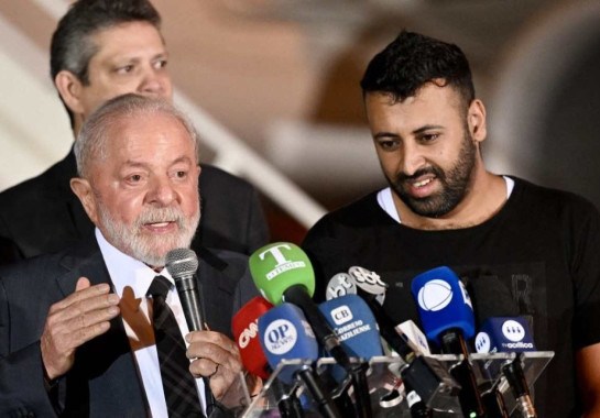Lula, parte do primeiro escalão do governo e os chefes militares recepcionaram os refugiados. Jato com o grupo tocou o solo da base aérea às 23h24 -  (crédito:  EVARISTO SA / AFP)