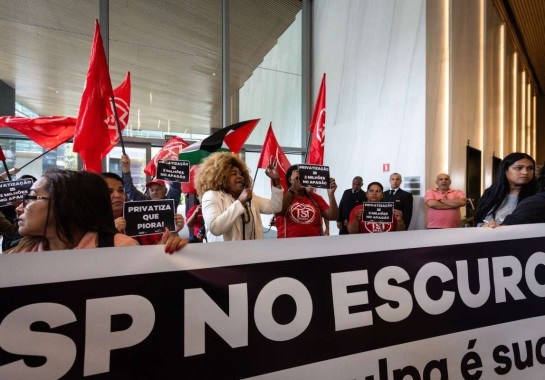 Ocupação do MTST no prédio da Enel em São Paulo, em protesto contra a demora no restabelecimento da energia elétrica  -  (crédito:   Bruno Santos/Folhapress)