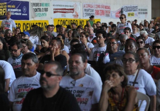 Servidores lotam saguão da Assembleia Legislativa de Minas Gerais (AMLG) em protesto contra Regime de Recuperação FIscal (RRF) nesta terça -  (crédito: Túlio Santos/EM/D.A. Press)