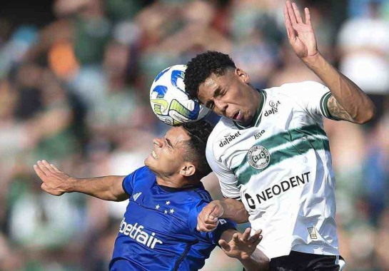 Derrota para o Coritiba por 1 a 0 na última rodada foi um balde de água fria para a torcida do Cruzeiro -  (crédito: Staff Images/Cruzeiro)