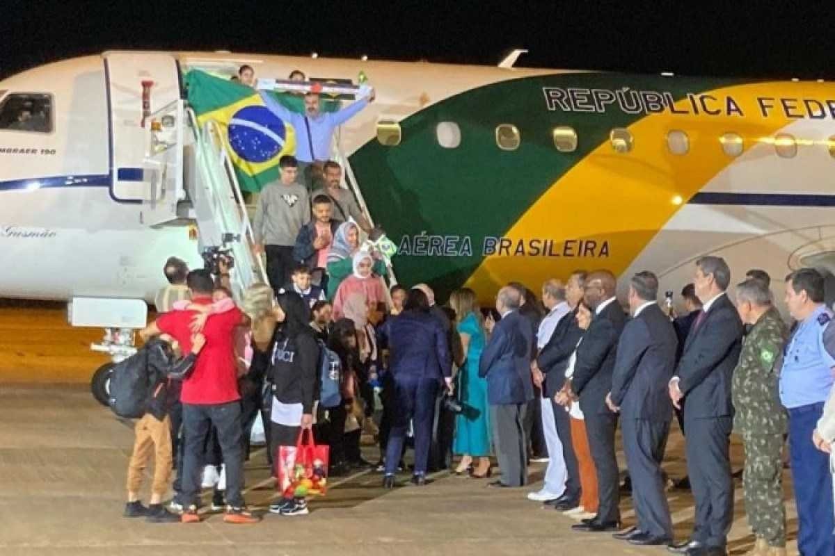 Brasileiros resgatados da Faixa de Gaza chegam a Brasília e são recepcionados por Lula