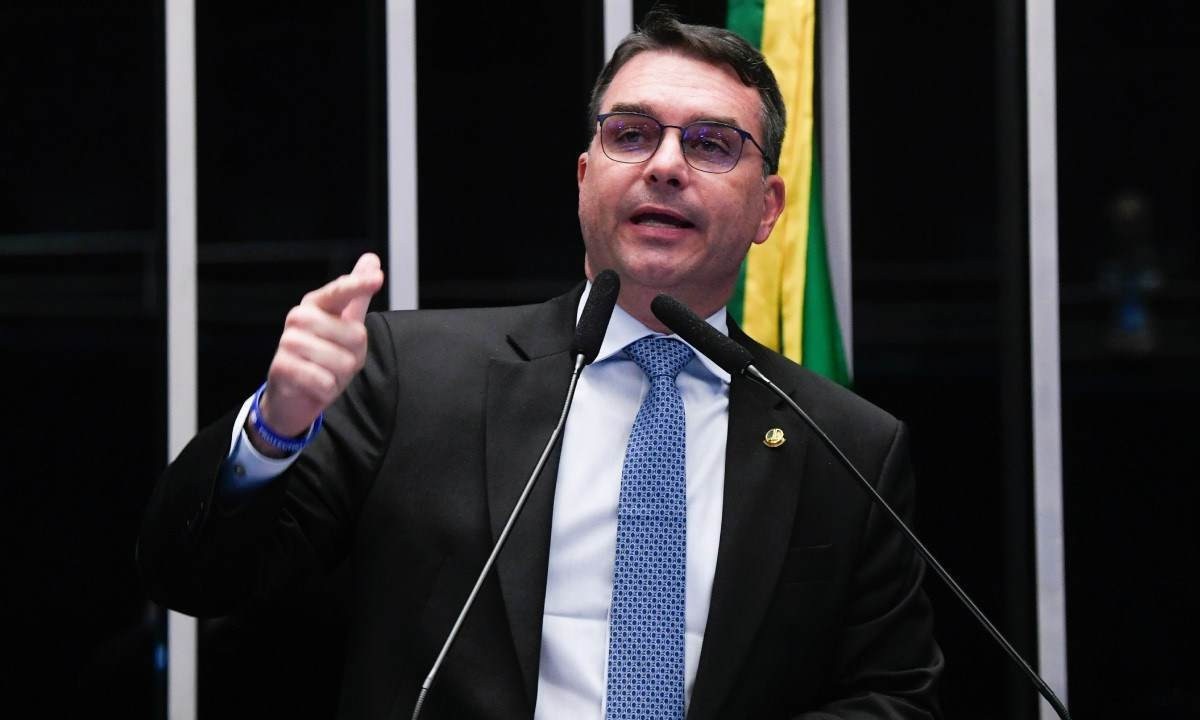 Flávio Bolsonaro pede à PGR afastamento imediato de Flávio Dino