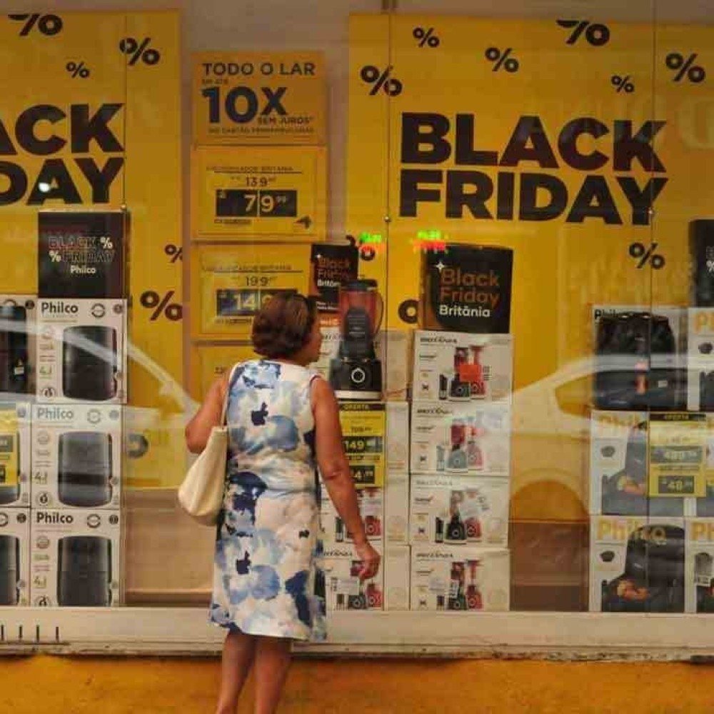 Polícia grava vídeo alertando para golpes em promoções da Black Friday