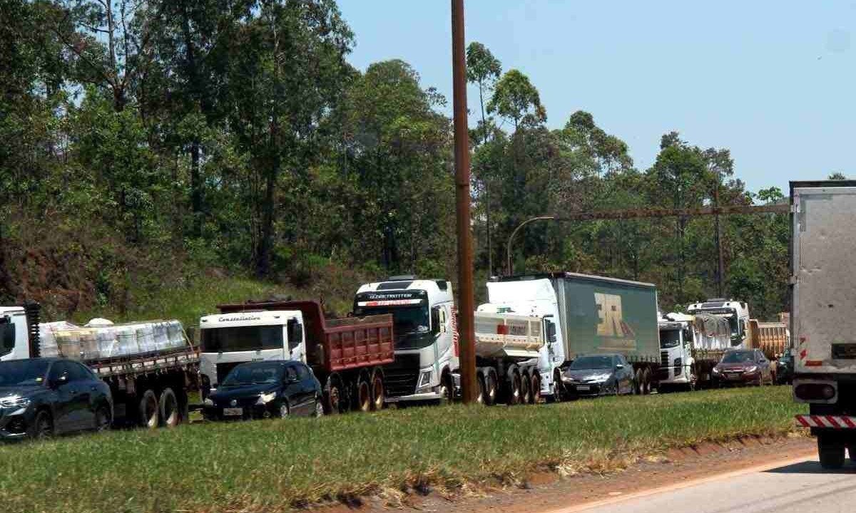 Congestionamento na BR-040, saída para o rio de janeiro: tombamento de uma carreta ontem provocou interdição parcial na estrada, que acumula histórico de acidentes -  (crédito: Fotos: Jair Amaral/EM/D.A Press)