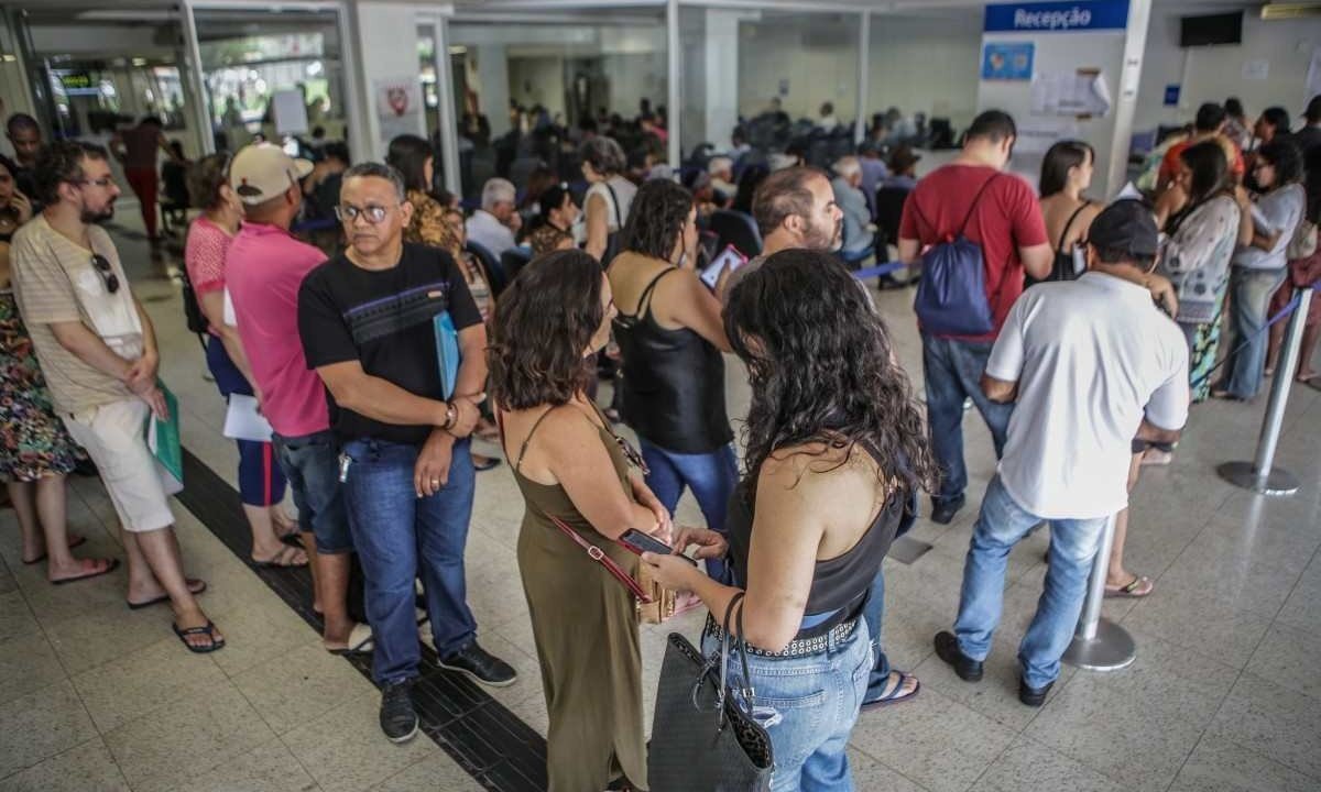 Fila para atendimento em agência da Previdência Social na Asa Sul em Brasília (DF), em 14.01.2020  -  (crédito: André Coelho/Folhapress)