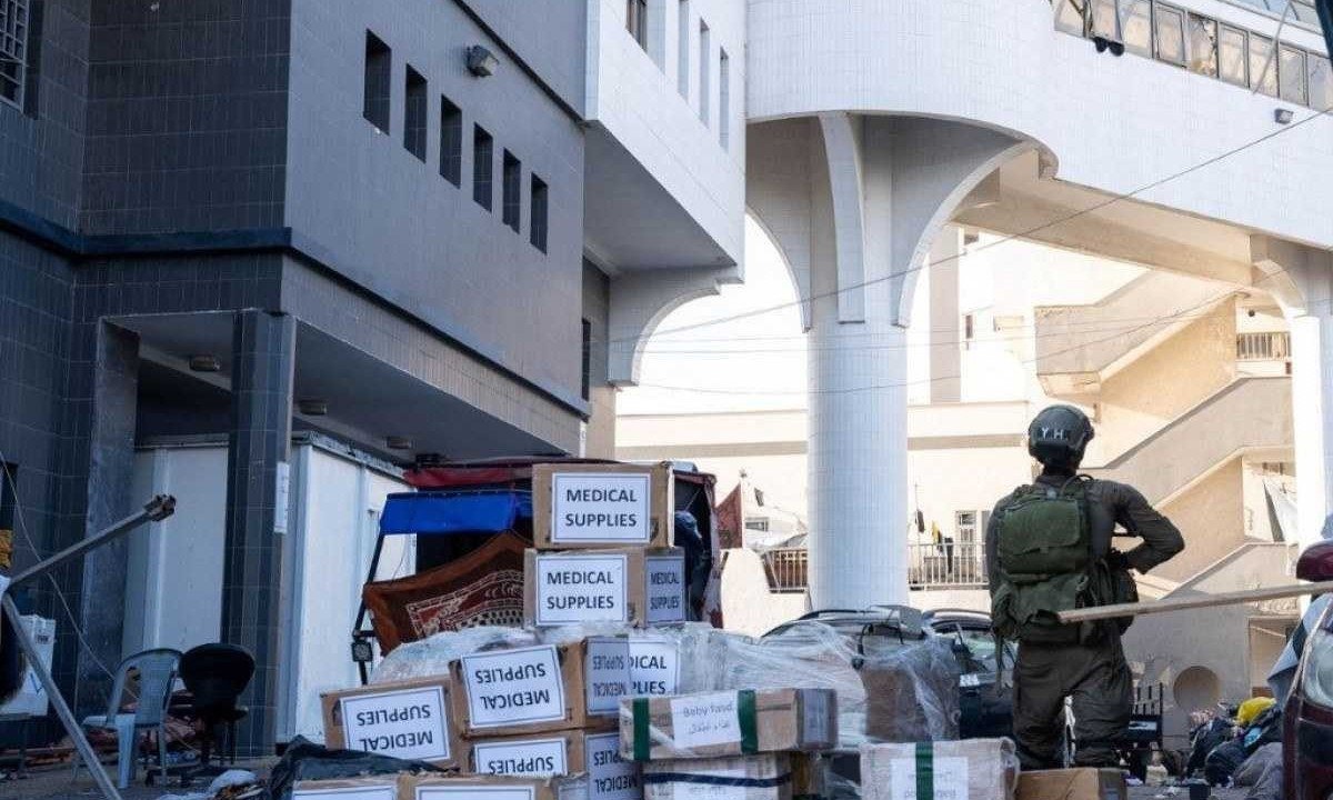 Soldado de Israel postado do lado de fora do Hospital Al Shifa, em Gaza -  (crédito: Israeli Defence Forces / AFP)