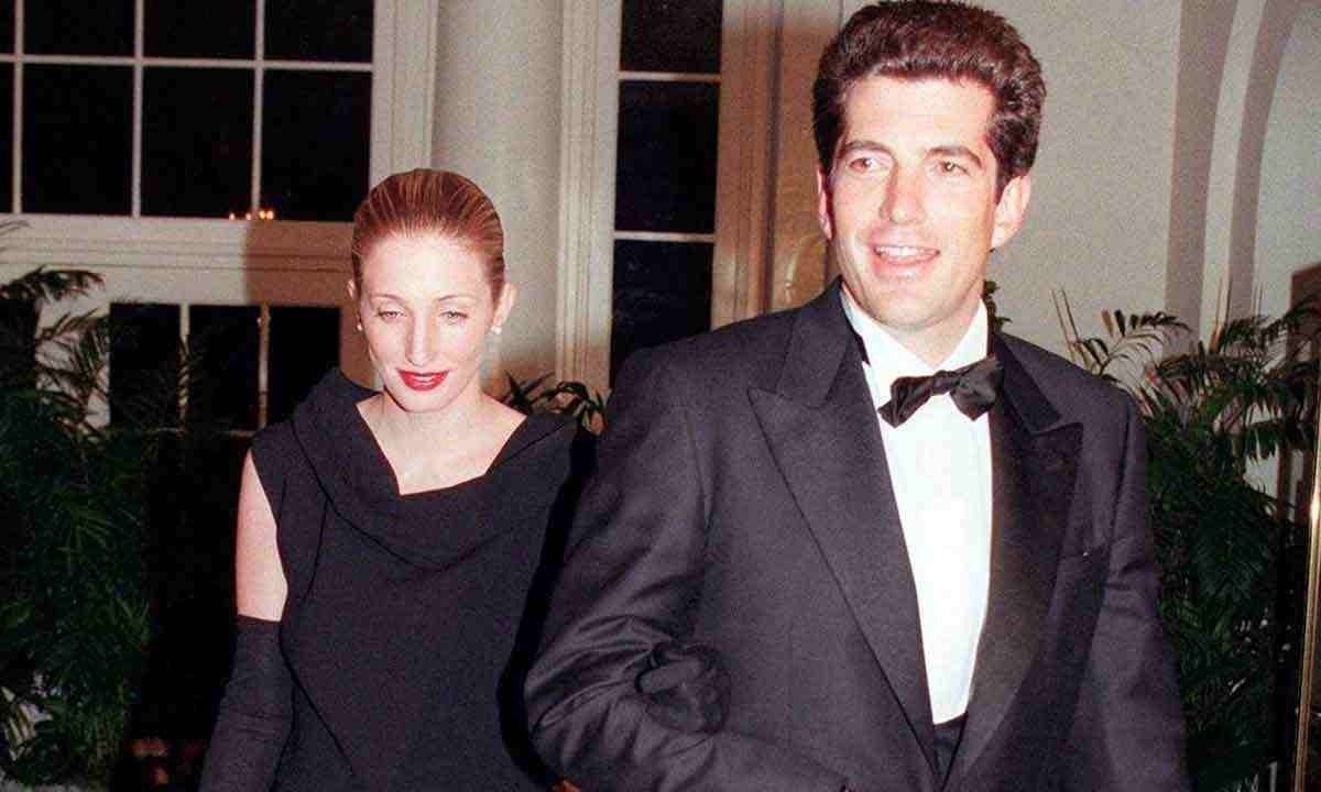 Caroline e John F. Kennedy Jr. durante evento social realizado na Casa Branca, em 1998 -  (crédito: Chris Kleponis/AFP)
