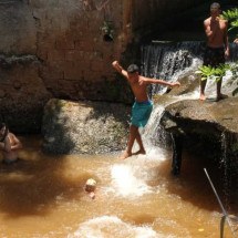 Jovens aproveitam as águas do Cercadinho para aliviar o calor em BH - Jair Amaral/EM/D.A Press