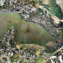 Crescimento desordenado ameaça lagoa na RMBH - Casas e mineradoras nas margens do manancial, que deverá passar por revitalização
