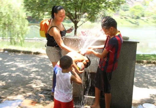 Raquel Moreira levou os filhos para bricarem ao redor da Barragem Santa Lúcia e aproveitar a água das torneiras -  (crédito: Jair Amaral/EM/D.A Press)