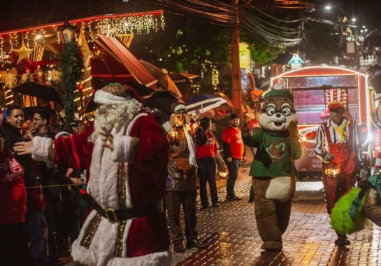 Pelas ruas de Monte Verde, Papai Noel e o mascote, o esquilo Nelson, levam de trem as lamparinas mágicas que são o espírito de natal -  (crédito: Move/Divulgação)
