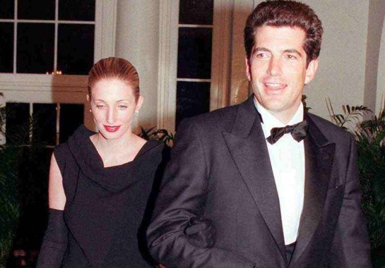 Caroline e John F. Kennedy Jr. durante evento social realizado na Casa Branca, em 1998 -  (crédito: Chris Kleponis/AFP)